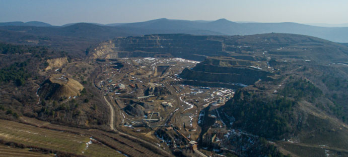 A Colas Északkő jóvoltából sikerült Tállyán megnéznünk a cégcsoport bányaüzemét , ahol nem csupán a helyszínen dolgozó mamut építőgépeket.
