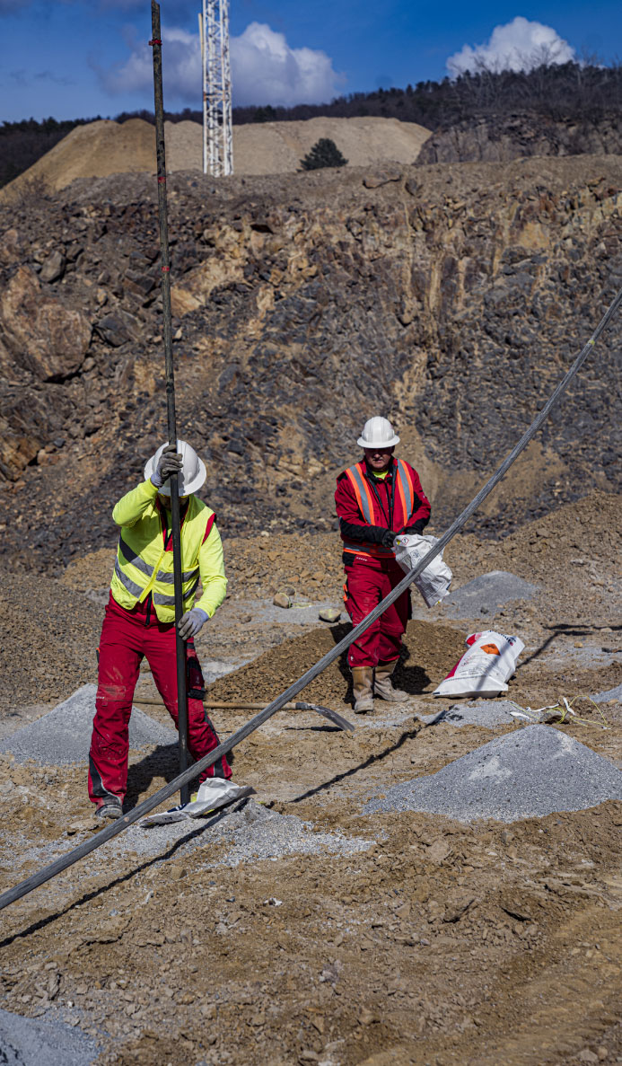 A Colas Északkő jóvoltából sikerült Tállyán megnéznünk a cégcsoport bányaüzemét , ahol nem csupán a helyszínen dolgozó mamut építőgépeket.